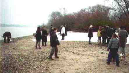 Gaeste der Silvester-Rheinwanderung am Rhein